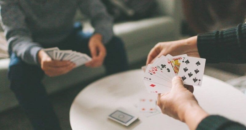 Sử Dụng Bài Lẻ Nhằm Dồn Ép Thành Viên Khác 
